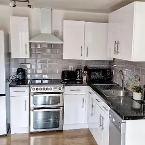 https://comfy-2-bed-flat-with-free-parking-close-to-tube.brighton-hotels-england.com